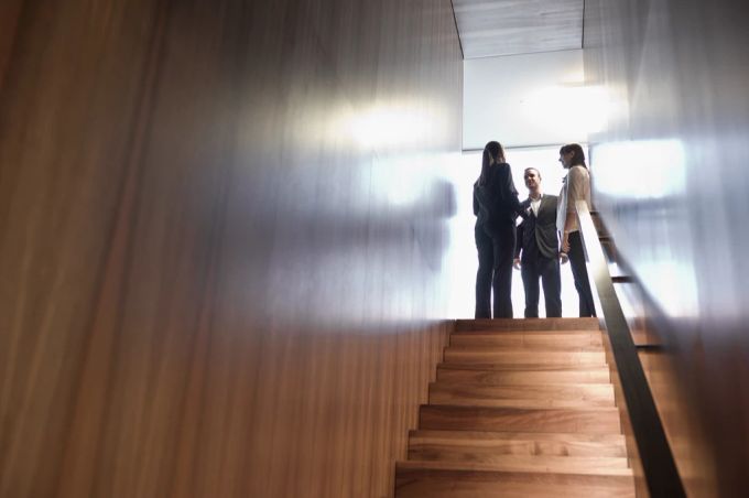 Bankkunden erhalten Finanzberatung von einem Mitarbeiter in der Raiffeisen-Filiale in Küssnacht am Rigi, am 26. Juni 2012. Finanzberatung Bankkunden Raiffeisen
