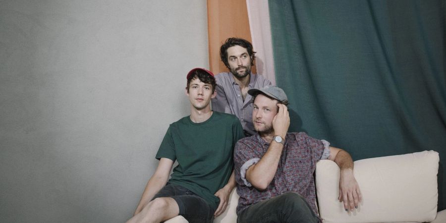Henning May (l-r), Christopher Annen und Severin Kantereit haben mit ihrem neuen Album die Chartsspitze erobert.