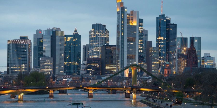 Banken-Syline in Frankfurt am Main. An den Börsen wird befürchtet, dass es auch in Europa zu ähnlichen Problemen kommen könnte wie in den USA.