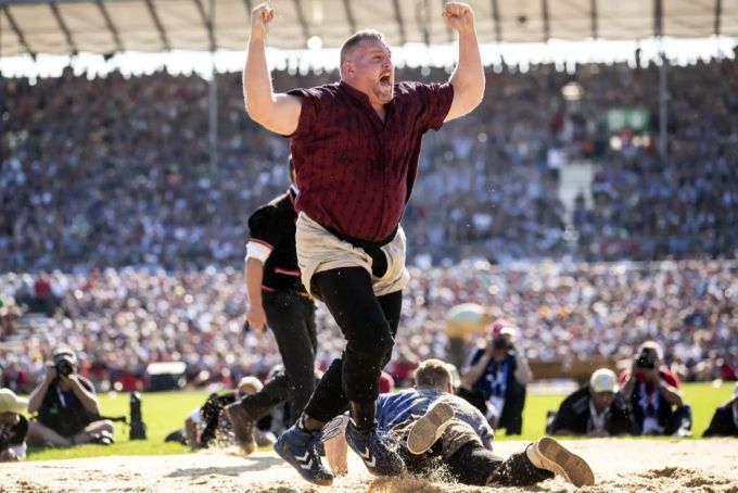 Karriere-Grand-Slam: Christian Stucki legt im Schlussgang Joel Wicki auf den Rücken. stucki