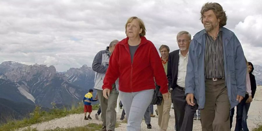Bundeskanzlerin Angela Merkel wandert mit dem Bergsteiger Reinhold Messner auf den Monte Rite zum Messner Mountain Museum. Messner und Merkel (2006). Foto: DB Matteo Villanova