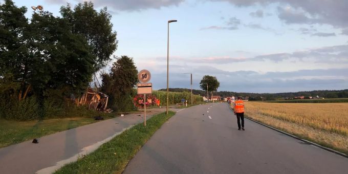 Zwei junge Männer bei Selbstunfall verletzt . Zwei junge Männer bei Selbstunfall verletzt
