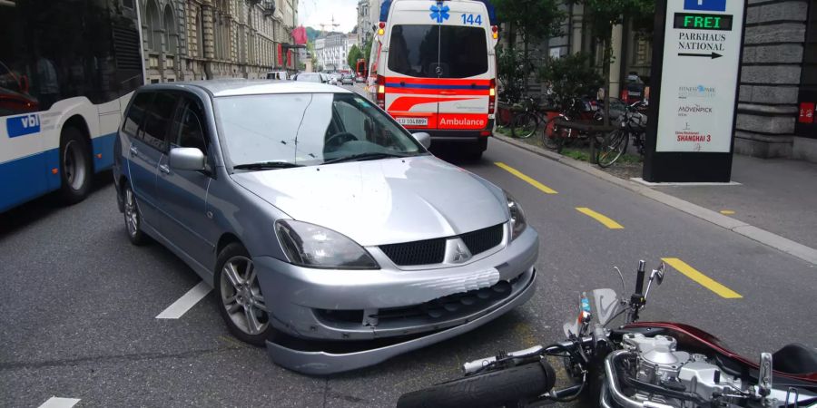 Motorradfahrer bei Kollision mit Auto in Luzern verletzt.