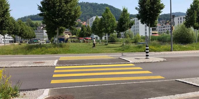 Bei Fussgängerstreifen sollen Verkehrsteilnehmer immer ganz anhalten. Fussgängerstreifen