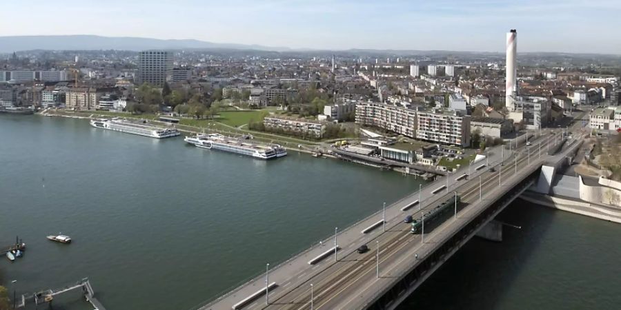 Bei der Basler Dreirosenbrücke ist am Mittwochabend ein Mann im Rhein verschwunden. (Archivbild)