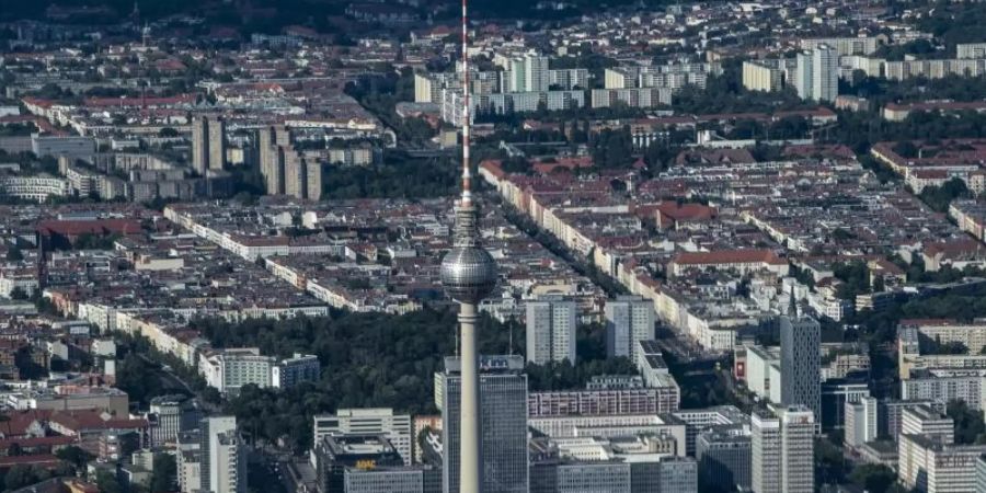 Der Fernsehturm überragt die Gebäude rund um den Berliner Alexanderplatz. Foto: Paul Zinken