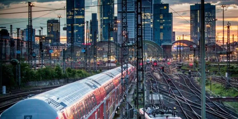 Auf bestimmten Strecken in Deutschland kostet Fliegen noch immer weniger als Bahnfahren. Foto: Frank Rumpenhorst