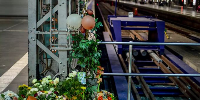 Blumen und Kerzen für den verstorbenen achtjährigen Knaben, der am Montag in Frankfurt vor den Zug gestossen wurde. Seine Mutter wurde ebenfalls gestossen und wurde verletzt. Frankfurt