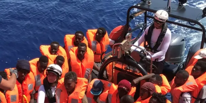 Italien Erlaubt Ocean Viking Einfahrt In Hafen Von Lampedusa