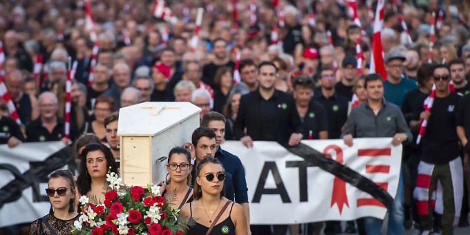 Moutiers Separatisten zogen Ende August nach dem Urteil des bernischen Verwaltungsgerichts in einem «Trauerzug» durch das Städtchen. Moutier