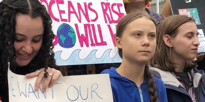 Die schwedische Umweltaktivistin Greta Thunberg (M) nimmt an einer Demonstration vor den Vereinten Nationen teil. Greta Thunberg will vor Weissem Haus demonstrieren