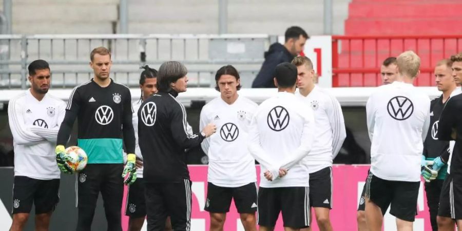 Bundestrainer Joachim Löw (4.v.l) spricht im Training mit der Mannschaft. Foto: Christian Charisius