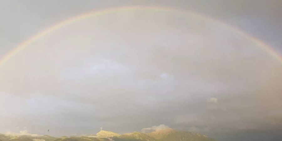 Doppelter Regenbogen über der Schweiz.