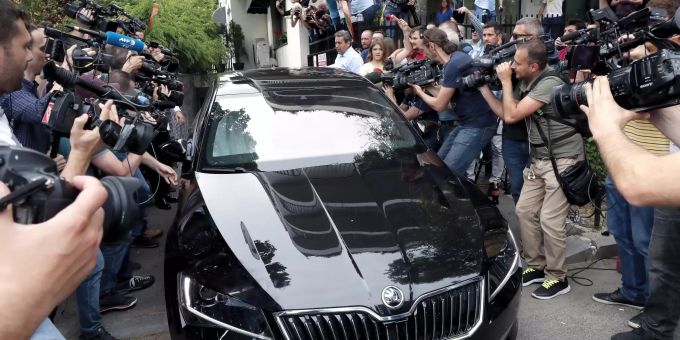 Journalisten verfolgen am 27.05.19 eine Limousine vor dem ICCJ-Hauptquartier in Bucharest, in der sich der Politiker Liviu Dragnea befinden soll. Liviu Dragnea Rumänien