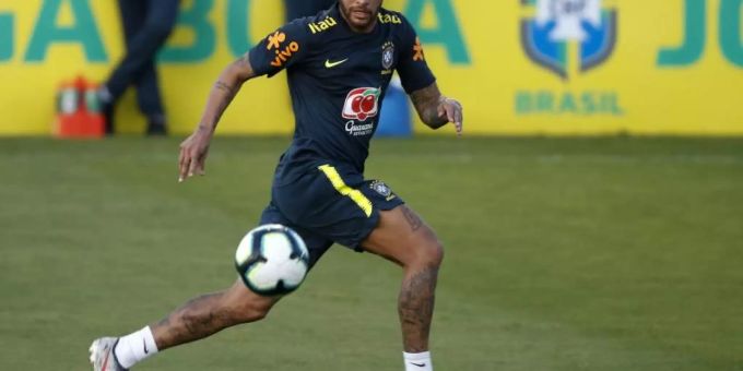 Von Knieproblemen geplagt: Brasiliens Superstar Neymar. Foto: Leo Correa/AP Von Knieproblemen geplagt: Brasiliens Superstar Neymar. Foto: Leo Correa/AP