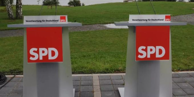 Leere Pulte vor Beginn einer SPD-Konferenz. Foto: Peer Grim Leere Pulte vor Beginn einer SPD-Konferenz. Foto: Peer Grim