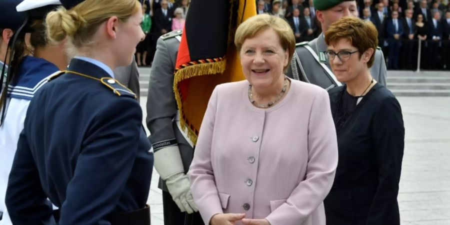 Merkel (M.) beim Gelöbnis in Berlin