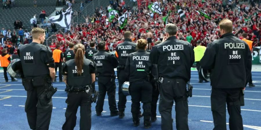 Polizisten in einem Stadion