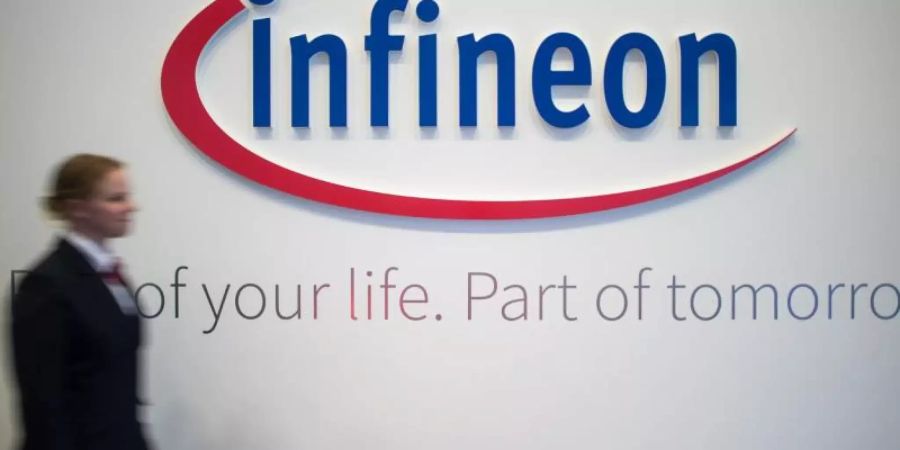 Seit der Bekanntgabe der Übernahme des US-Konkurrenten Cypress Semiconductor haben Infineon-Papiere ihren Abwärtstrend fortgesetzt und mehr als 10 Prozent verloren. Foto: Matthias Balk