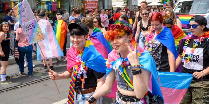 Menschen nehmen am Samstag, 15. Juni 2019 an der Pride Zürich teil. Pride Zürich