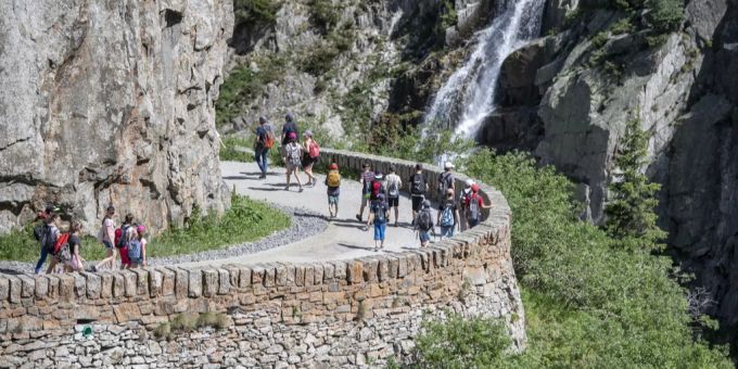 Wanderer befindet sich auf dem Radweg zwischen Göschenen und Andermatt. Schöllenen