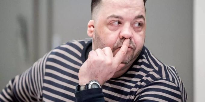Der wegen Mordes an 100 Patienten angeklagte Niels Högel verfolgt die Vorgänge im Gericht. Foto: Hauke-Christian Dittrich Der wegen Mordes an 100 Patienten angeklagte Niels Högel verfolgt die Vorgänge im Gericht. Foto: Hauke-Christian Dittrich