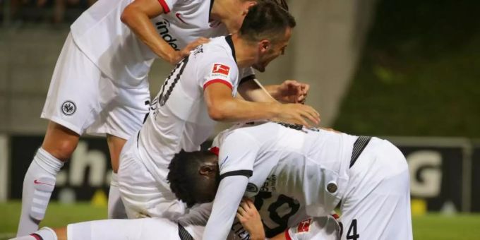 Nach dem 5:0 in Vaduz kann Frankfurt schon für die Playoff-Runde planen. Foto: Karl-Josef Hildenbrand Nach dem 5:0 in Vaduz kann Frankfurt schon für die Playoff-Runde planen. Foto: Karl-Josef Hildenbrand