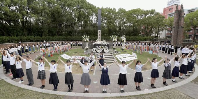 Schüler gedenken am 74. Jahrestag des US-Atombombenabwurfs in Japan, Nagasaki den Opfern im Friedenspark. Solche Aktionen werden von Lehrern typischerweise in ihrer Freizeit organisiert. Japan Opfer Atombombenabwurfs Nagasaki