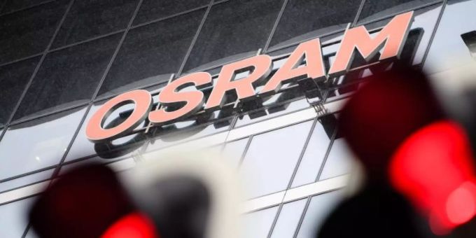 Zwei Ampeln zeigen vor der Zentrale der Firma Osram rotes Licht an. Foto: Matthias Balk Zwei Ampeln zeigen vor der Zentrale der Firma Osram rotes Licht an. Foto: Matthias Balk