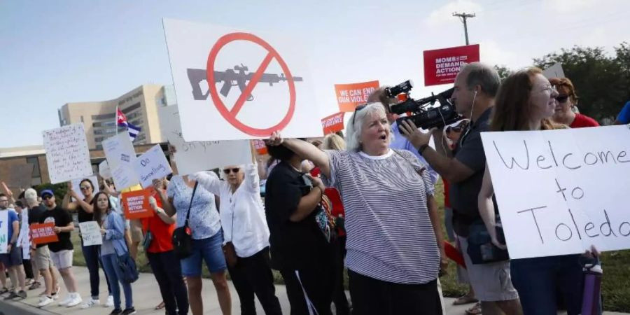 Demonstranten in Dayton fordern ein schärferes Waffenrecht. Foto: John Minchillo/AP