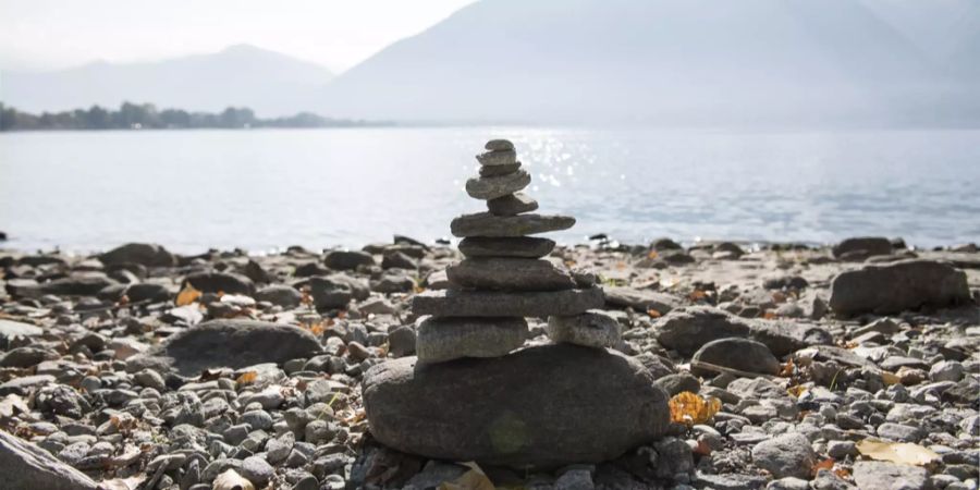 Ein Steinmännchen am Lago Maggiore. (Archivbild)