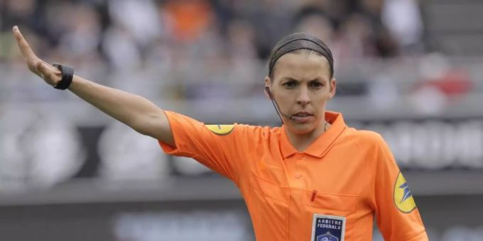 Schiedsrichterin Stéphanie Frappart wird den UEFA-Supercup leiten. Foto: Michel Spingler/AP Schiedsrichterin Stéphanie Frappart wird den UEFA-Supercup leiten. Foto: Michel Spingler/AP