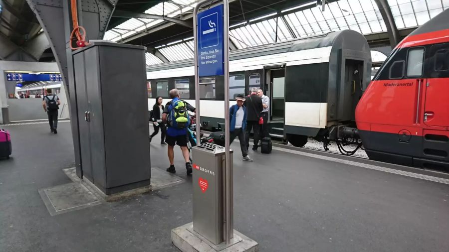 Pro Perron stehen zwei Aschenbecher der SBB zur Verfügung.