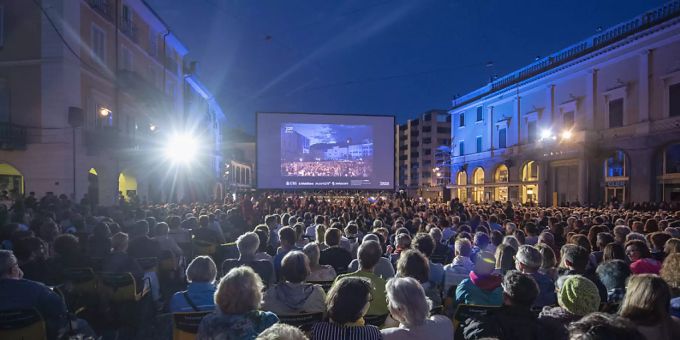 Jeden Abend strömen in Locarno Tausende auf die Piazza Grande. Jeden Abend strömen in Locarno Tausende auf die Piazza Grande.