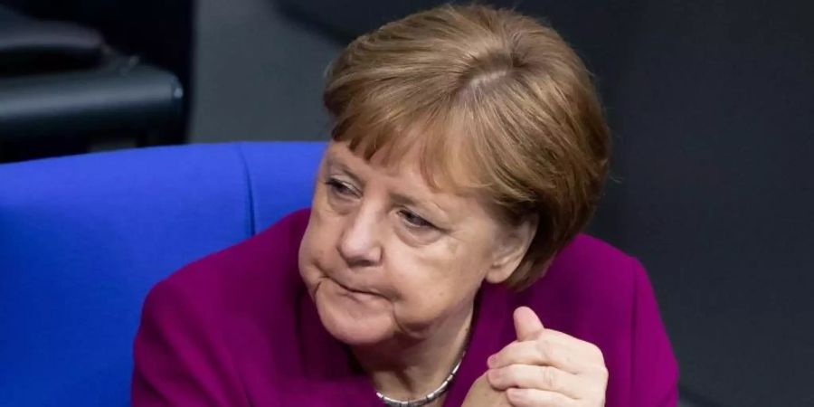 Bundeskanzlerin Angela Merkel im Bundestag während eines Gesprächs mit Innenminister Horst Seehofer. Foto: Bernd von Jutrczenka
