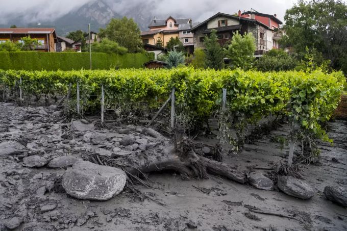 Die Schlammlawine machte alles rundherum platt. Schlammlawine Chamoson Wallis Losentse
