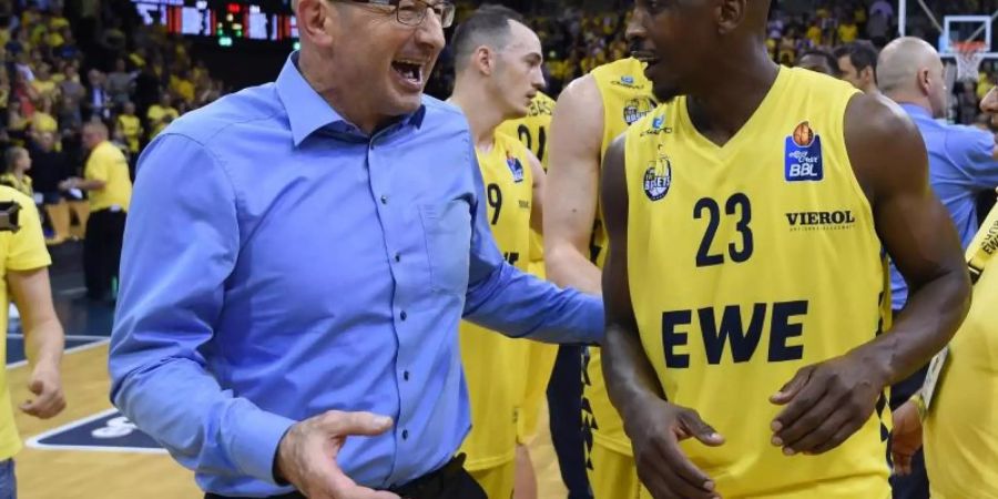 Oldenburgs Trainer Mladen Drijencic und Routinier Rickey Paulding freuen sich über den Halbfinaleinzug. Foto: Carmen Jaspersen