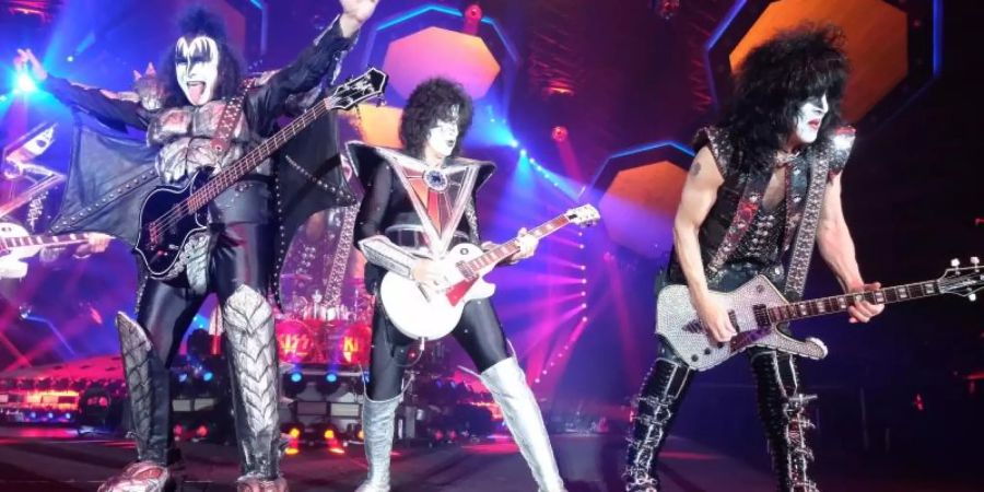 Gene Simmons (l-r), Thommy Thayer und Paul Stanley in der Arena Leipzig. Foto: Sebastian Willnow