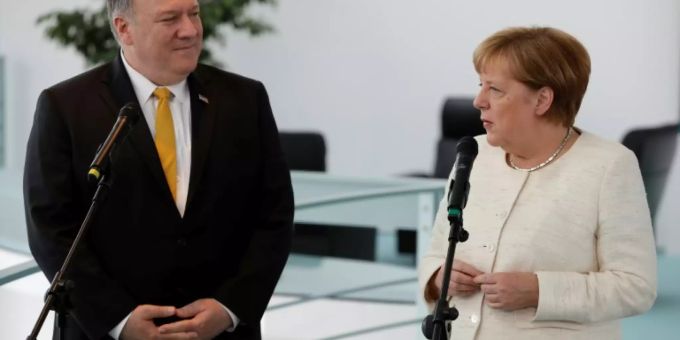 Merkel und Pompeo vor ihrem Gespräch im Kanzleramt. Angela Merkel