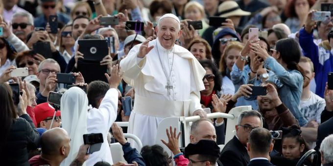 Papst Franziskus kommt zu seiner wöchentlichen Generalaudienz auf dem Petersplatz. Papst Franziskus