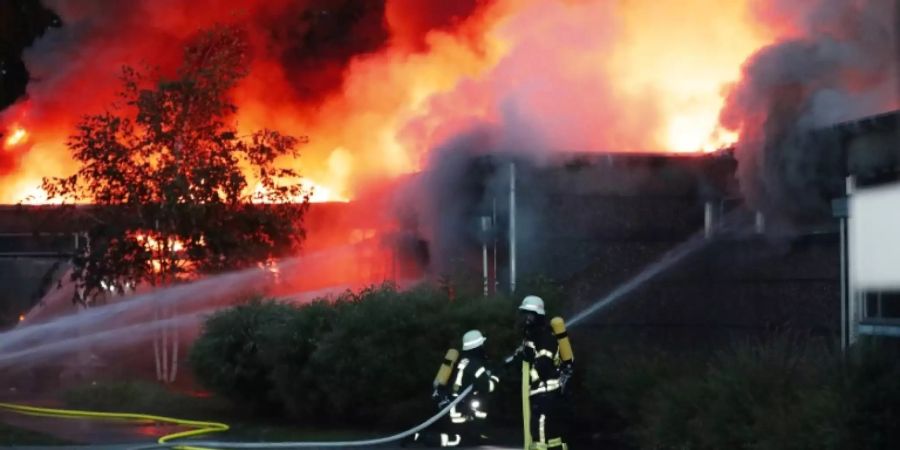 Grossbrand in einer Grundschule in Erkrath