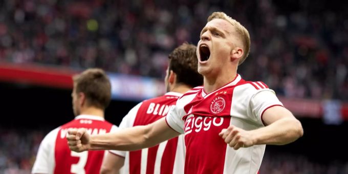 Donny van de Beek bejubelt einen Treffer im Spiel gegen den FC Utrecht. FC Utrecht
