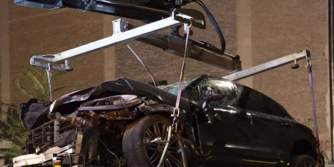 Der zerstörte SUV wird nach dem schweren Verkehrsunfall in Berlin-Mitte auf einen Abschleppwagen gehoben. Foto: Paul Zinken Der zerstörte SUV wird nach dem schweren Verkehrsunfall in Berlin-Mitte auf einen Abschleppwagen gehoben. Foto: Paul Zinken