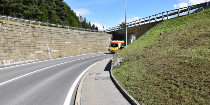 Eine Fussgängerin wurde bei einer Kollision mit einem Fahrrad verletzt. Beide Beteiligten stürzten bei einer Linkskurve