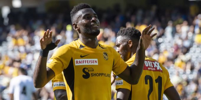 Die Ente vom Shoppyland ziert die Brust von Meister YB. YB