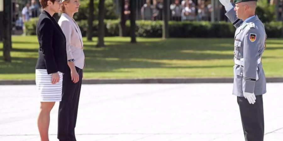 Ursula von der Leyen, scheidende Verteidigungsministerin, und ihre Nachfolgerin Annegret Kramp-Karrenbauer bei der Amtseinführung im Bendlerblock. Foto: Wolfgang Kumm