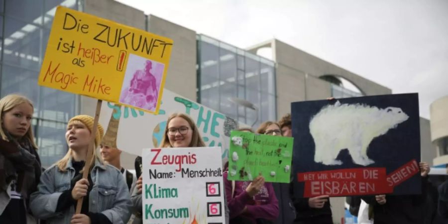 Demonstranten vor dem Kanzleramt in Berlin