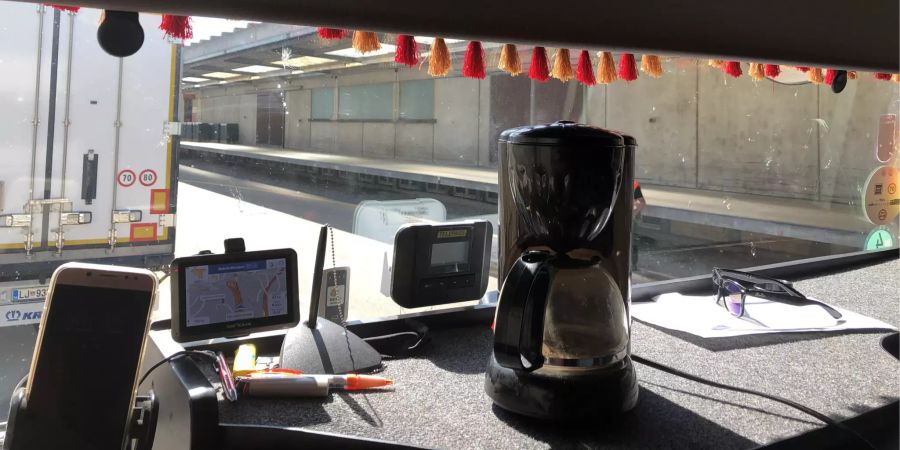 Kaffeemaschine auf Armaturenbrett