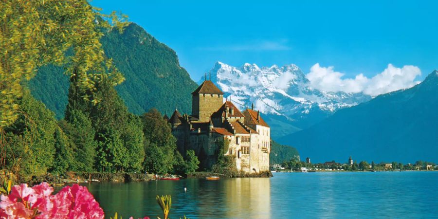 Der Heimatschutz kritisiert den Geiz des Bundes beim Erhalt von Baudenkmälern: Postkarte des Schlosses Chillon in Veytaux VD. (Archivbild)