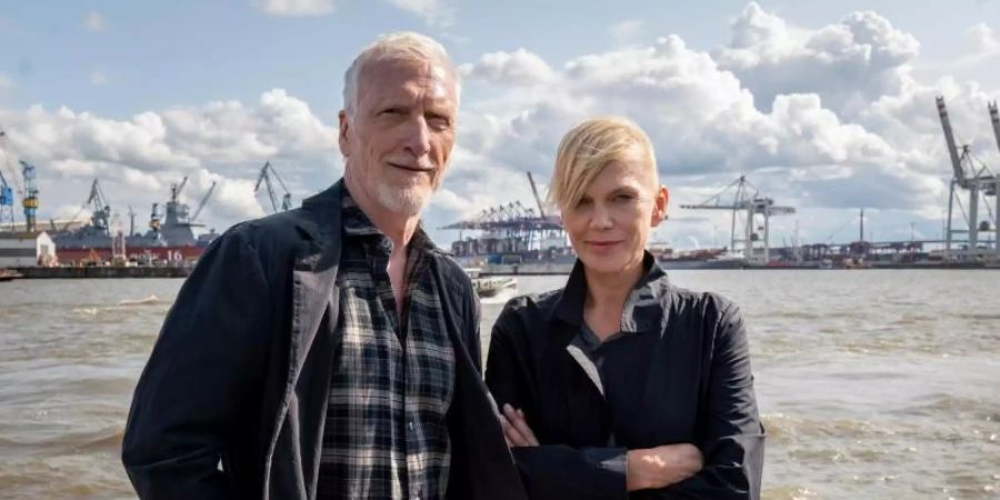 An der Elbe: Die Schauspieler Ernst Stötzner (als Richard Dorn) und Anna Loos (als Helen Dorn). Foto: Georges Pauly